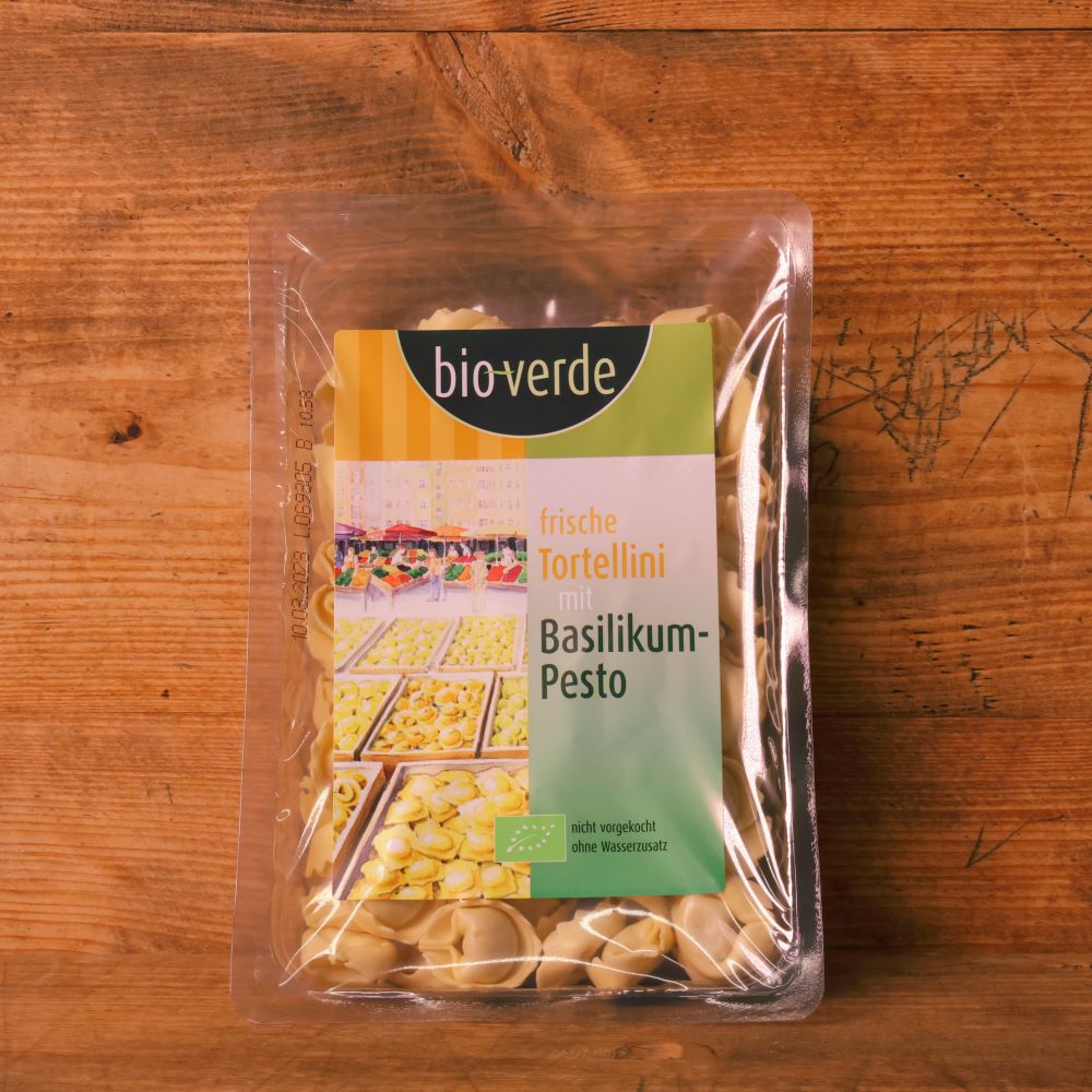 Frische Tortellini mit Basilikum-Pesto (bio)